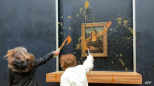 باريس: رمي كميّة من “الحساء” الأحمر على لوحة موناليزا الشهيرة (فيديو)