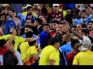 إشتباكات بين جماهير منتخب كولومبيا ولاعبى أوروجواى